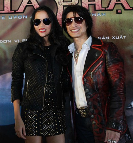 Anh tự hào khoe với mọi người vợ yêu của mình