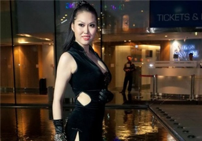 Tại buổi ra mắt Lửa phật đêm 19/8, người đẹp gây chú ý với chiếc đầm đen xẻ cao.