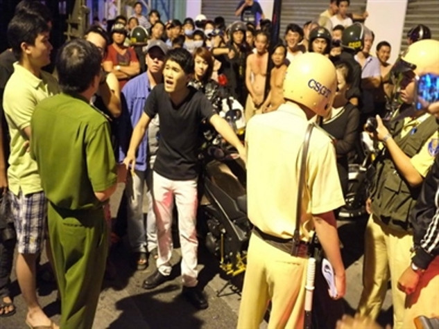 Người thanh niên điều khiển mô tô phân khối lớn nhất quyết không chịu xuất trình giấy tờ xe và bằng lái. Ảnh Tiền phong Người thanh niên điều khiển mô tô phân khối lớn nhất quyết không chịu xuất trình giấy tờ xe và bằng lái. Ảnh Tiền phong