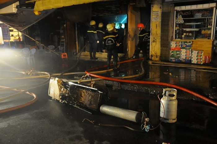 Bình ga bên trong căn nhà xuất phát vụ cháy được mang ra kịp thời. Ảnh VTC Bình ga bên trong căn nhà xuất phát vụ cháy được mang ra kịp thời. Ảnh VTC