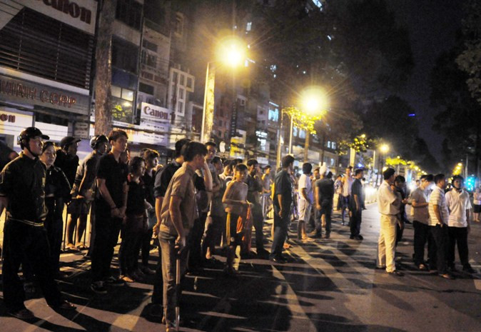 Mặc dù đám cháy đã được dập tắt, xong rất nhiều người dân vẫn lo lắng không dám về nhà. Ảnh người đưa tin Mặc dù đám cháy đã được dập tắt, xong rất nhiều người dân vẫn lo lắng không dám về nhà. Ảnh người đưa tin