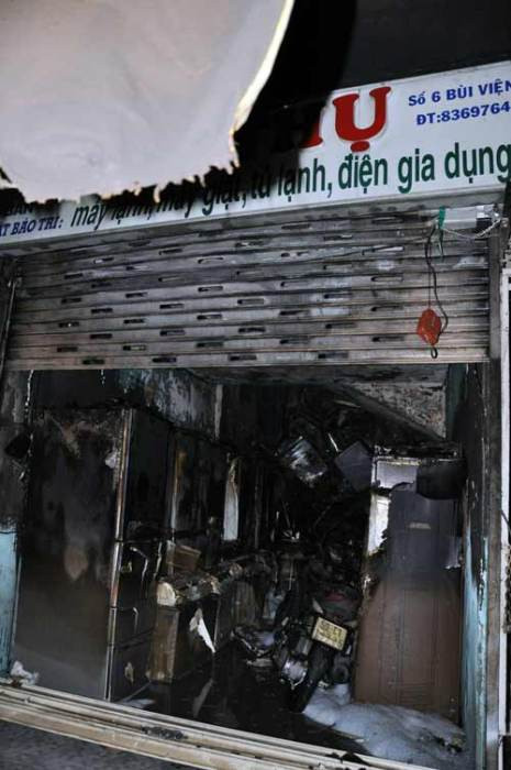 Toàn bộ vật dụng trong cửa hàng đều bị cháy đen. Ảnh người đưa tin Toàn bộ vật dụng trong cửa hàng đều bị cháy đen. Ảnh người đưa tin
