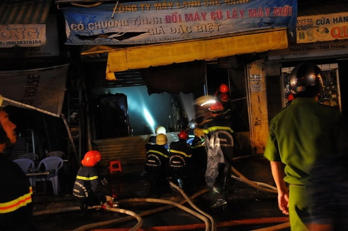 Các chiến sĩ PCCC tiếp cận nơi xuất phát ngọn lửa. Ảnh VTC Các chiến sĩ PCCC tiếp cận nơi xuất phát ngọn lửa. Ảnh VTC