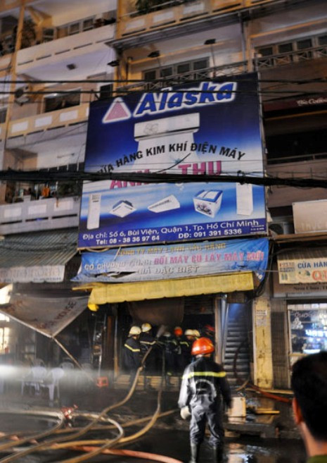 Ngọn lửa bốc lên từ cửa hàng kim khí điện máy. Ảnh người đưa tin Ngọn lửa bốc lên từ cửa hàng kim khí điện máy. Ảnh người đưa tin