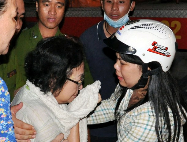 Một trong 3 cụ già được đưa ra ngoài an toàn vẫn chưa hết hoảng loạn . Ảnh người đưa tin Một trong 3 cụ già được đưa ra ngoài an toàn vẫn chưa hết hoảng loạn . Ảnh người đưa tin