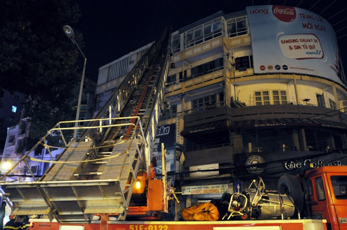 Huy động xe thang để cứu người mắc kẹt. Ảnh người đưa tin Huy động xe thang để cứu người mắc kẹt. Ảnh người đưa tin