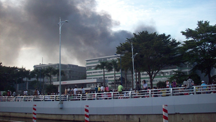 Cột khói bốc cao từ xa nhìn thấy rõ khi vụ cháy mới xảy ra Cột khói bốc cao từ xa nhìn thấy rõ khi vụ cháy mới xảy ra