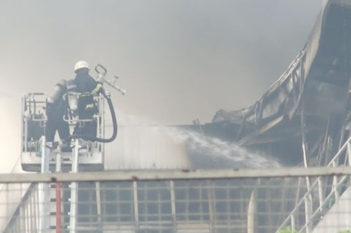 Sau nhiều giờ chữa cháy lửa bên trong vẫn còn đỏ rực. Ảnh Vietnamnet Sau nhiều giờ chữa cháy lửa bên trong vẫn còn đỏ rực. Ảnh Vietnamnet