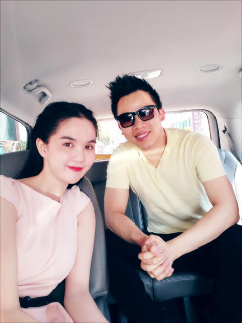 Ngọc Trinh và Khắc Tiệp cùng nhau chụp hình trên ô tô