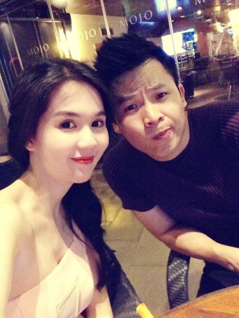 Ông bầu Khắc Tiệp nhí nhảnh tạo dáng bên Ngọc Trinh