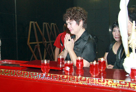 Nghệ sĩ Minh Châu, từng đóng phim Nguyễn Thị Minh Khai đã bật khóc nức nở. Chị và NSND Bạch Diệp như "đôi bạn vượt tuổi tác" bởi sự đồng cảm trong cả tâm hồn và nghệ thuật