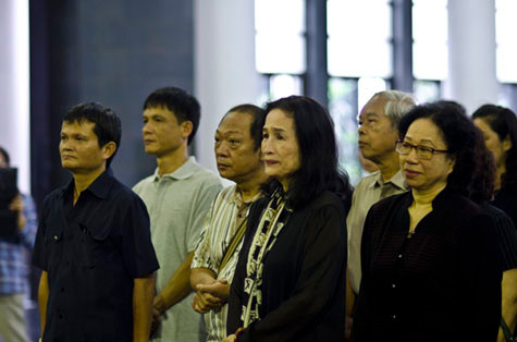Sáng nay (22/8), đông đảo các nghệ sĩ đến đưa tiễn nữ đạo diễn đầu tiên của Điện ảnh Cách mạng Việt Nam về nơi an nghỉ cuối cùng. Đạo diễn Thanh Vân (ngoài cùng bên trái) và NSND Trà Giang đều đau buồn trước sự ra đi của NSND Bạch Diệp.