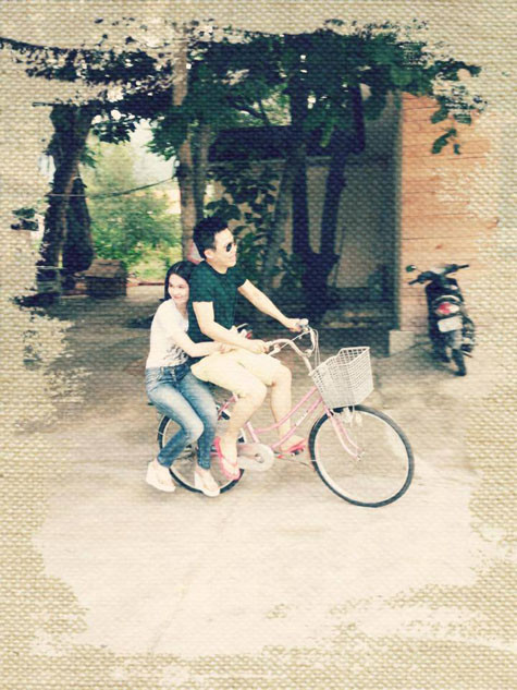 Chia sẻ về những bức hình, Khắc Tiệp đính kèm dòng chú thích: "Nhớ khi xưa anh chở em, trên chiếc xe đạp cũ. Áo ướt đẫm mồ hôi những trưa hè... Côn Đảo chiều yên lặng một cách bình yên. Hai anh em xin quay lại tuổi thơ một chút để thả hồn cùng cảnh vật nơi đây. Giờ chuẩn bị đi mộ chị Võ Thị Sáu".