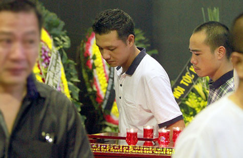 ... và đạo diễn Khải Anh cũng đến nhìn mặt NSND Bạch Diệp lần cuối