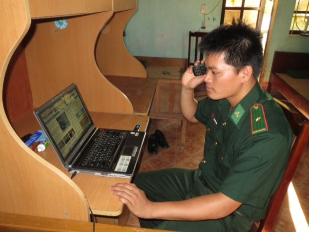 Người con thứ 5 của ông Sáo, Thiếu úy Cao Hữu Song tốt nghiệp loại khá nghành Binh chủng hợp thành, Trường Sỹ quan Lục quân II (trong ảnh, Song đang chăm chú bài báo về gia cảnh thủ khoa Đại học Y Hà Nội Nguyễn Hữu Tiến). Người con thứ 5 của ông Sáo, Thiếu úy Cao Hữu Song tốt nghiệp loại khá nghành Binh chủng hợp thành, Trường Sỹ quan Lục quân II (trong ảnh, Song đang chăm chú bài báo về gia cảnh thủ khoa Đại học Y Hà Nội Nguyễn Hữu Tiến).