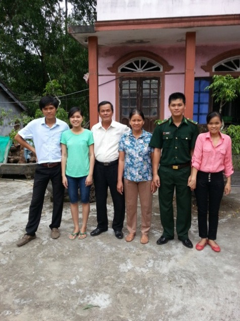 Ông bà Sáo – Thảo và các con. Ảnh: Hồng Hạnh Ông bà Sáo – Thảo và các con. Ảnh: Hồng Hạnh