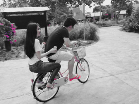 Trong bộ trang phục hết sức giản dị, hai người tỏ ra rất vui vẻ giữa khung cảnh thanh bình