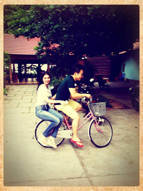 Ông bầu Khắc Tiệp đèo 'gà cưng' của mình trên chiếc xe đạp nhỏ