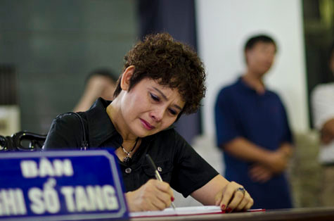 Ngồi lặng lẽ viết những lời yêu thương dành cho người chị tri kỷ, nước mắt nghệ sĩ Minh Châu không ngừng rơi