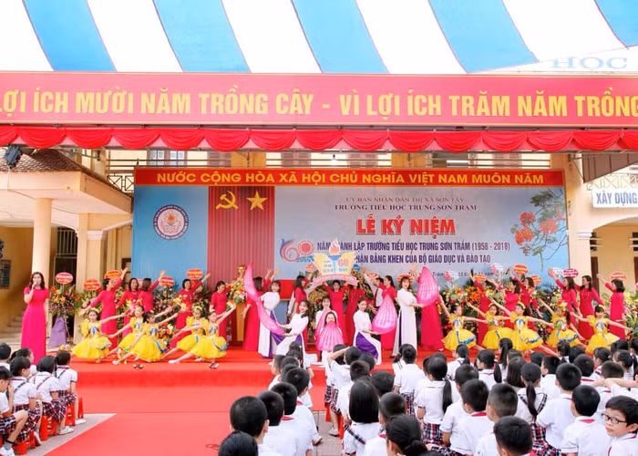 Lễ kỷ niệm 60 năm ngày thành lập của trường Trung Sơn Trầm. (Ảnh Trường Tiểu học Trung Sơn Trầm) Lễ kỷ niệm 60 năm ngày thành lập của trường Trung Sơn Trầm. (Ảnh Trường Tiểu học Trung Sơn Trầm)
