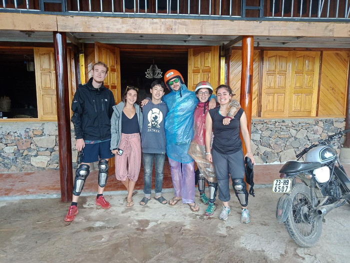 Vừ Mí Già ngày đi làm thêm cùng những người bạn ngoại quốc của mình. (Ảnh: Nhân vật cung cấp)