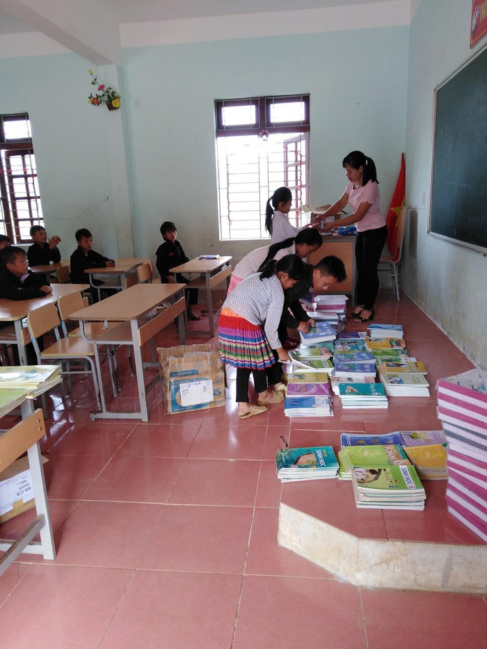 Cô trò cùng nhau chuẩn bị sách vở chuẩn bị bước vào năm học mới với tâm lý hứng khởi. Cô trò cùng nhau chuẩn bị sách vở chuẩn bị bước vào năm học mới với tâm lý hứng khởi.