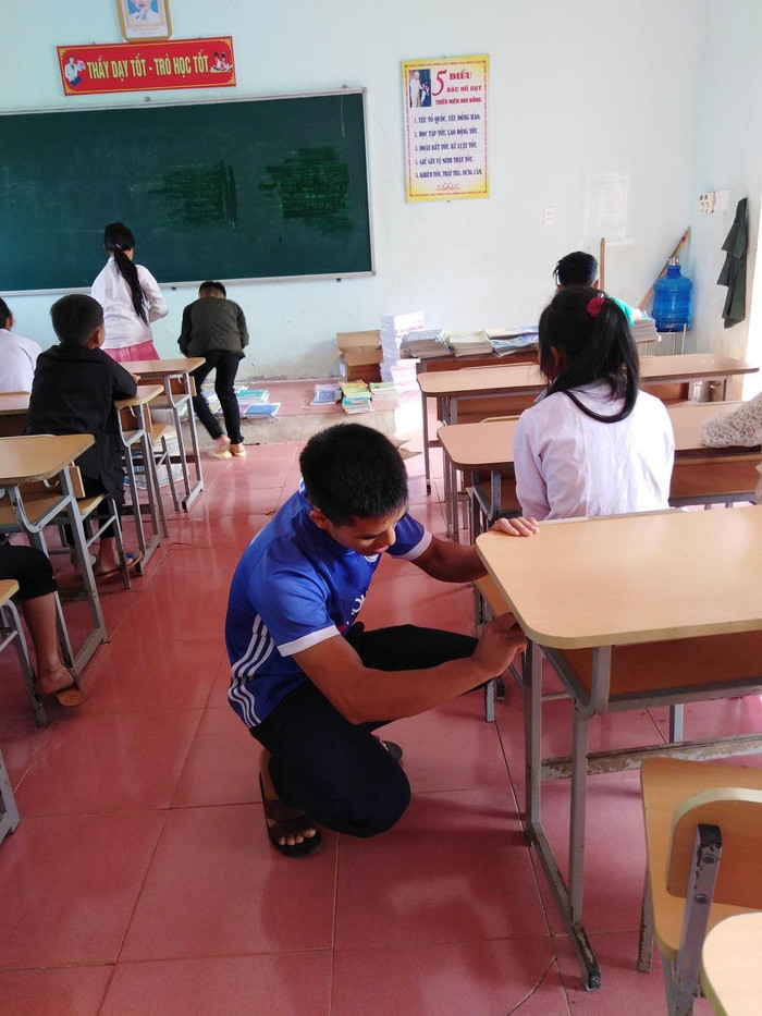 Thầy và trò trường phổ thông dân tộc bán trú Trung học cơ sở Lũng Phìn cùng nhau lao động, sửa sang lại bàn ghế cũ, vệ sinh lớp học trước khi vào năm học mới. (Ảnh Trường Lũng Phìn) Thầy và trò trường phổ thông dân tộc bán trú Trung học cơ sở Lũng Phìn cùng nhau lao động, sửa sang lại bàn ghế cũ, vệ sinh lớp học trước khi vào năm học mới. (Ảnh Trường Lũng Phìn)