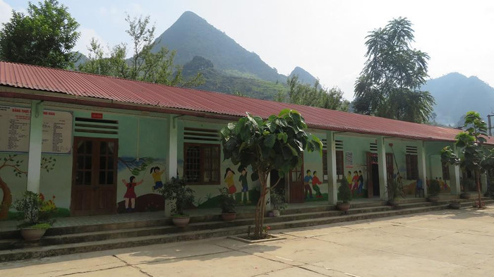 Tuy còn chưa được khang trang nhưng tất cả đã sẵn sàng. (Trường tiểu học Sủng Trái) Tuy còn chưa được khang trang nhưng tất cả đã sẵn sàng. (Trường tiểu học Sủng Trái)