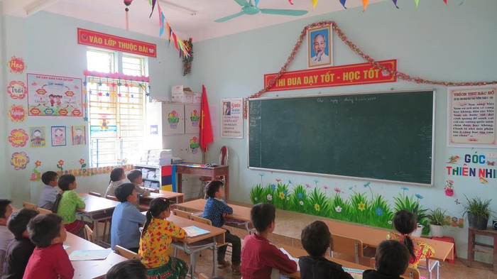 Lớp học đã sẵn sàng cho năm học mới. (Ảnh tại trường Phổ thông dân tộc bán trú Tiểu học Sủng Trái) Lớp học đã sẵn sàng cho năm học mới. (Ảnh tại trường Phổ thông dân tộc bán trú Tiểu học Sủng Trái)