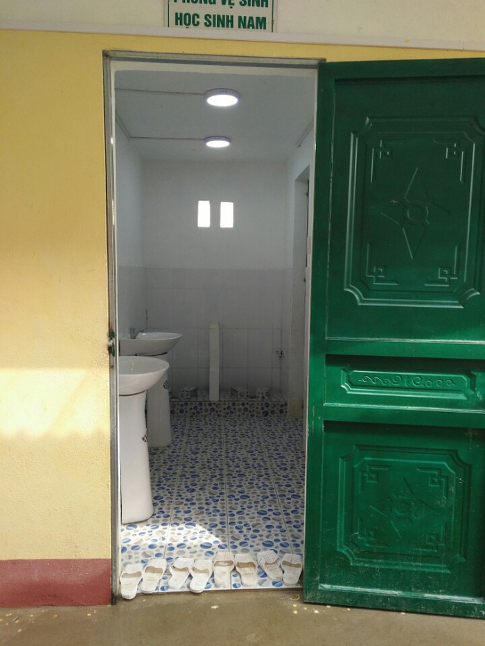 Nhà vệ sinh cho đồng bào các con em dân tộc được thực hiện theo phương châm xanh, sạch, đẹp. (Trường Lũng Cú) Nhà vệ sinh cho đồng bào các con em dân tộc được thực hiện theo phương châm xanh, sạch, đẹp. (Trường Lũng Cú)