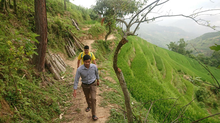 Đường vào nhà Óng là quãng đường đi bộ 2 Km đường núi, quanh những nương lúa chín. (Ảnh: Nguyễn Toan) Đường vào nhà Óng là quãng đường đi bộ 2 Km đường núi, quanh những nương lúa chín. (Ảnh: Nguyễn Toan)
