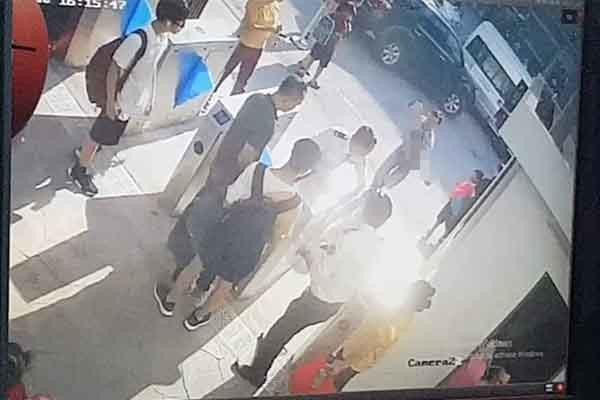 Vụ việc đau lòng xảy ra tại Trường quốc tế Gateway. (Ảnh chụp màn hình camera) Vụ việc đau lòng xảy ra tại Trường quốc tế Gateway. (Ảnh chụp màn hình camera)