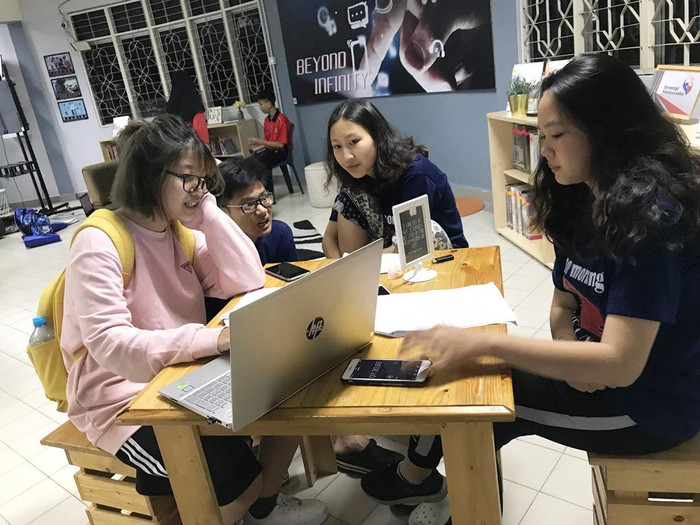 Những "nhà lãnh đạo trẻ" tự nghiên cứu. (Ảnh cô Hương cung cấp)