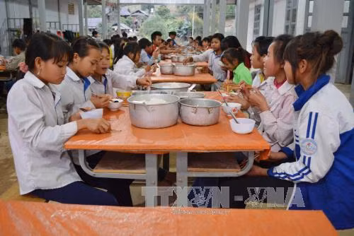 Bữa ăn bán trú góp phần giúp đỡ các em học sinh đỡ vất vả, yên tâm học tập. Ảnh:Công Luật/TTXVN Bữa ăn bán trú góp phần giúp đỡ các em học sinh đỡ vất vả, yên tâm học tập. Ảnh:Công Luật/TTXVN