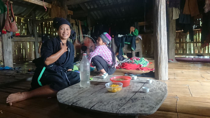 Ly Thị Óng nhút nhát che mặt khi mẹ tiếp thầy giáo. (Ảnh: Nguyễn Toan) Ly Thị Óng nhút nhát che mặt khi mẹ tiếp thầy giáo. (Ảnh: Nguyễn Toan)