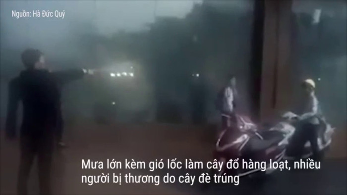 Hình ảnh nhân viên Grand Plaza đuổi người trú mưa được ghi lại (Nguồn: Hà Đức Quý) Hình ảnh nhân viên Grand Plaza đuổi người trú mưa được ghi lại (Nguồn: Hà Đức Quý)