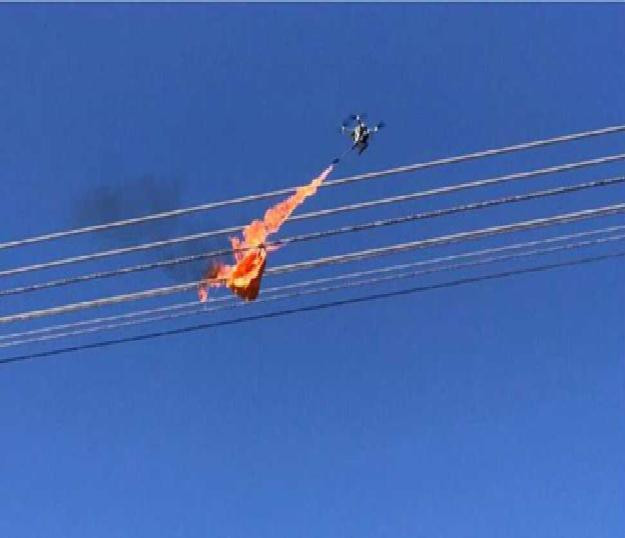 Sử dụng Flycam loại nhỏ Mavic 2 Pro dùng để đốt vật bay vướng vào đường dây. Sử dụng Flycam loại nhỏ Mavic 2 Pro dùng để đốt vật bay vướng vào đường dây.