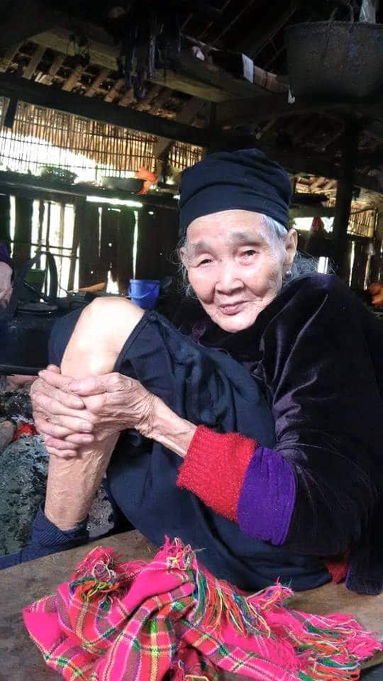 Nội tôi thường chuyện với người con đã mất của mình, người có tên trong cái ống quyển ấy. (Nguyễn Toan)