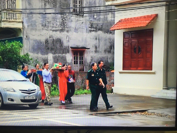 Ông Hoàng Như Lý cùng gia đình liệt sĩ Bùi Văn Lượng đem theo di ảnh của "chú rể" đến nhà "cô dâu" Hoàng Thị Hồng Chiêm nói chuyện trầu cau. (Ảnh chụp lại từ màn hình) Ông Hoàng Như Lý cùng gia đình liệt sĩ Bùi Văn Lượng đem theo di ảnh của "chú rể" đến nhà "cô dâu" Hoàng Thị Hồng Chiêm nói chuyện trầu cau. (Ảnh chụp lại từ màn hình)