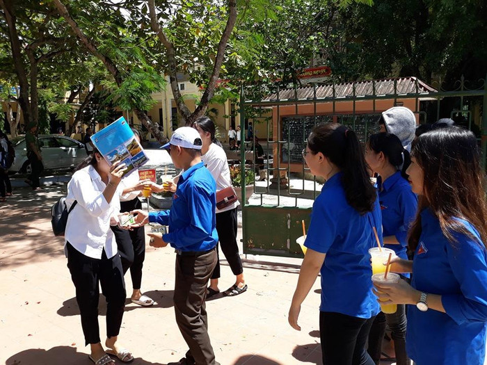 Thí sính tham gia kỳ thi tốt nghiệp Trung học phổ thông Quốc gia tại điểm thi trường Trung học phổ thông Bùi Dục Tài (Hải Lăng, Quảng Trị) (Ảnh: Đoàn trường Bùi Dục Tài) Thí sính tham gia kỳ thi tốt nghiệp Trung học phổ thông Quốc gia tại điểm thi trường Trung học phổ thông Bùi Dục Tài (Hải Lăng, Quảng Trị) (Ảnh: Đoàn trường Bùi Dục Tài)