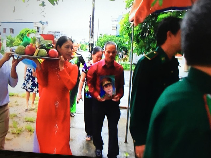 Đồng đội, người thân trong "đám cưới" đặc biệt sau gần 40 năm ngày 2 người hy sinh. (ảnh chụp lại từ màn hình) Đồng đội, người thân trong "đám cưới" đặc biệt sau gần 40 năm ngày 2 người hy sinh. (ảnh chụp lại từ màn hình)