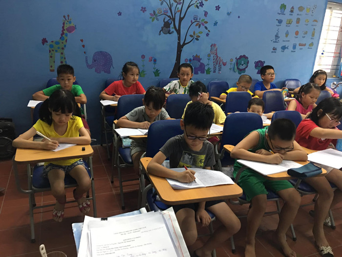 Đừng bắt các con phải nghỉ hè trong những lớp học chữ như thế này (ảnh Phụ huynh học sinh cung cấp) Đừng bắt các con phải nghỉ hè trong những lớp học chữ như thế này (ảnh Phụ huynh học sinh cung cấp)