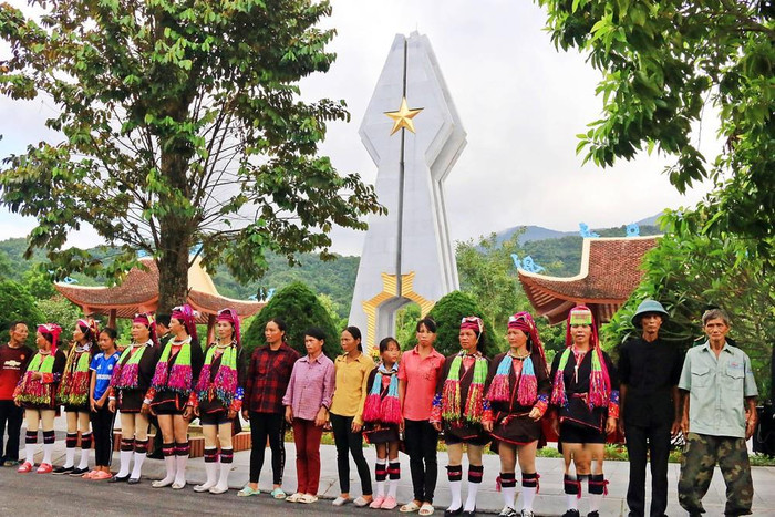 Bà con nhân dân lên thăm khu tưởng niệm đồn Pò Hèn. (Ảnh Biên Phòng) Bà con nhân dân lên thăm khu tưởng niệm đồn Pò Hèn. (Ảnh Biên Phòng)