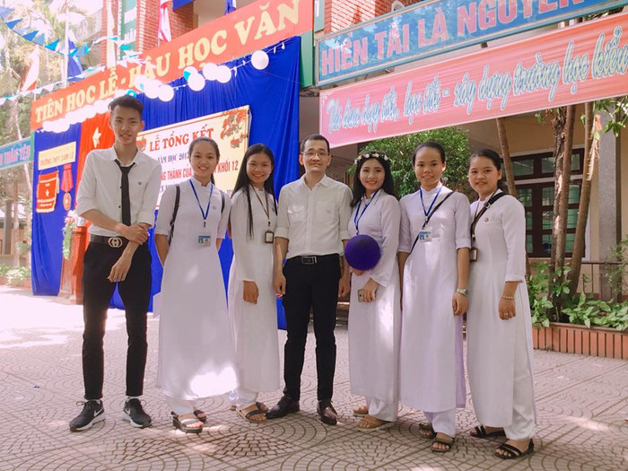 Thục Nhi và các bạn trong ngày chia tay thời áo trắng. Thục Nhi và các bạn trong ngày chia tay thời áo trắng.