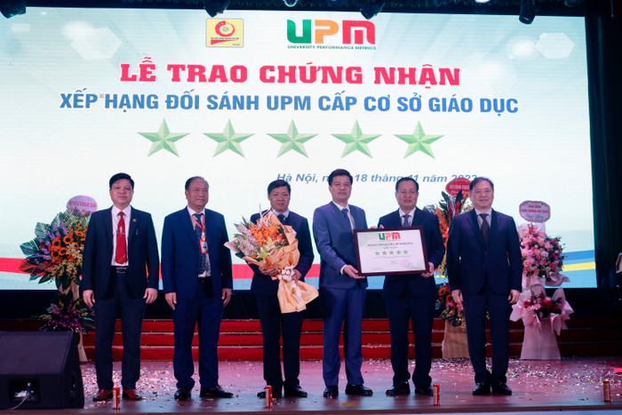 Trường Đại học Công nghiệp Hà Nội đón nhận chứng nhận 5 sao của Hệ thống xếp hạng đối sánh chất lượng đại học UPM Trường Đại học Công nghiệp Hà Nội đón nhận chứng nhận 5 sao của Hệ thống xếp hạng đối sánh chất lượng đại học UPM