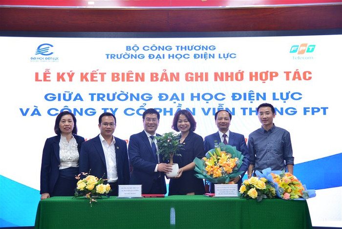 Lãnh đạo FPT Telecom tặng lãnh đạo Trường Đại học Điện lực "Cây Hạnh phúc"