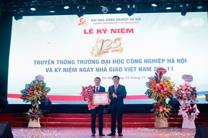 Ông Đặng Trọng Hợp - Trưởng Khoa Công nghệ thông tin, Trường Đại học Công nghiệp Hà Nội nhận bằng khen của Thủ tướng Chính phủ Ông Đặng Trọng Hợp - Trưởng Khoa Công nghệ thông tin, Trường Đại học Công nghiệp Hà Nội nhận bằng khen của Thủ tướng Chính phủ