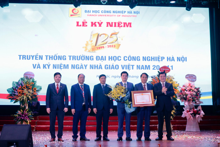 Trường Đại học Công nghiệp Hà Nội đón nhận Bằng khen của Thủ tướng Chính phủ Trường Đại học Công nghiệp Hà Nội đón nhận Bằng khen của Thủ tướng Chính phủ