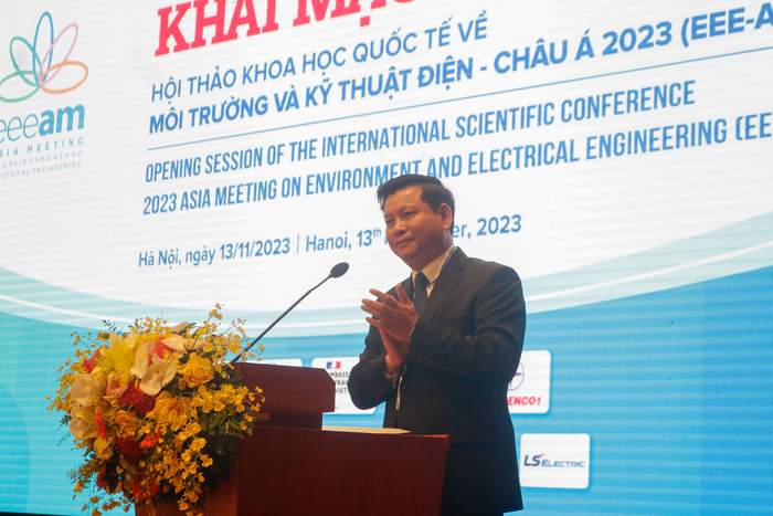 Phó giáo sư, Tiến sĩ Đinh Văn Châu - Quyền Hiệu trưởng Trường Đại học Điện lực phát biểu Phó giáo sư, Tiến sĩ Đinh Văn Châu - Quyền Hiệu trưởng Trường Đại học Điện lực phát biểu