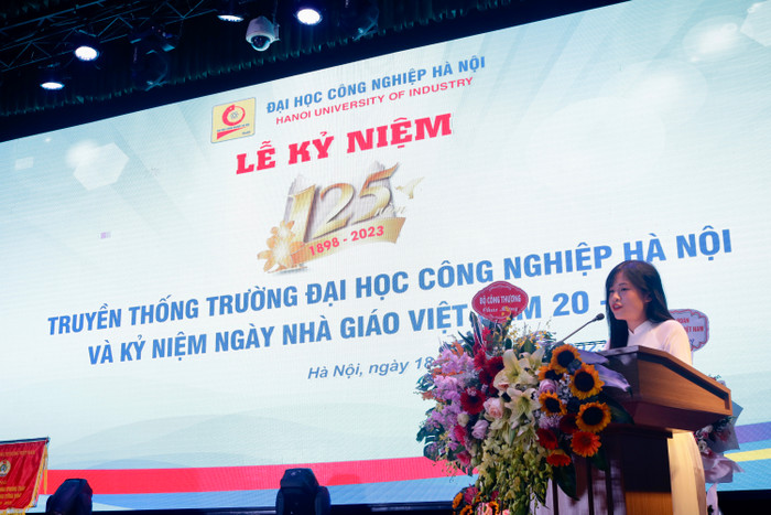 Vũ Thị Thu Trang, sinh viên khóa 15 - chuyên ngành Quản trị khách sạn đại diện sinh viên phát biểu Vũ Thị Thu Trang, sinh viên khóa 15 - chuyên ngành Quản trị khách sạn đại diện sinh viên phát biểu